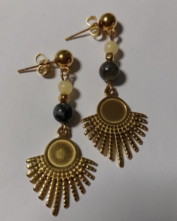 Boucles calcite et larvikite