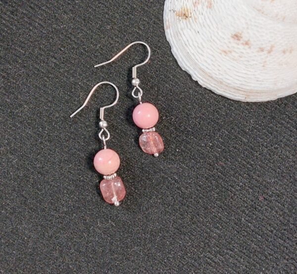 Boucles en rhodonite et quartz fraise