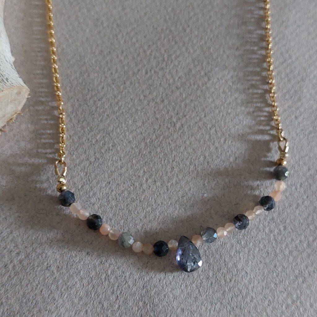 Collier iolite et pierre de lune