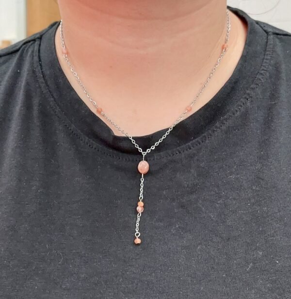 Collier en Y en pierre de soleil – Image 6