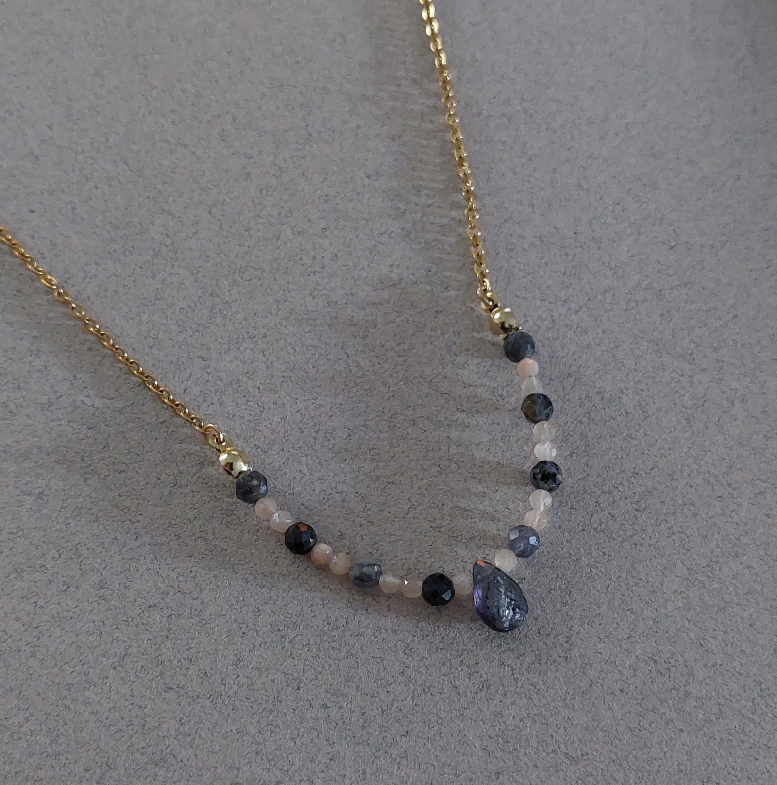 Collier iolite et pierre de lune
