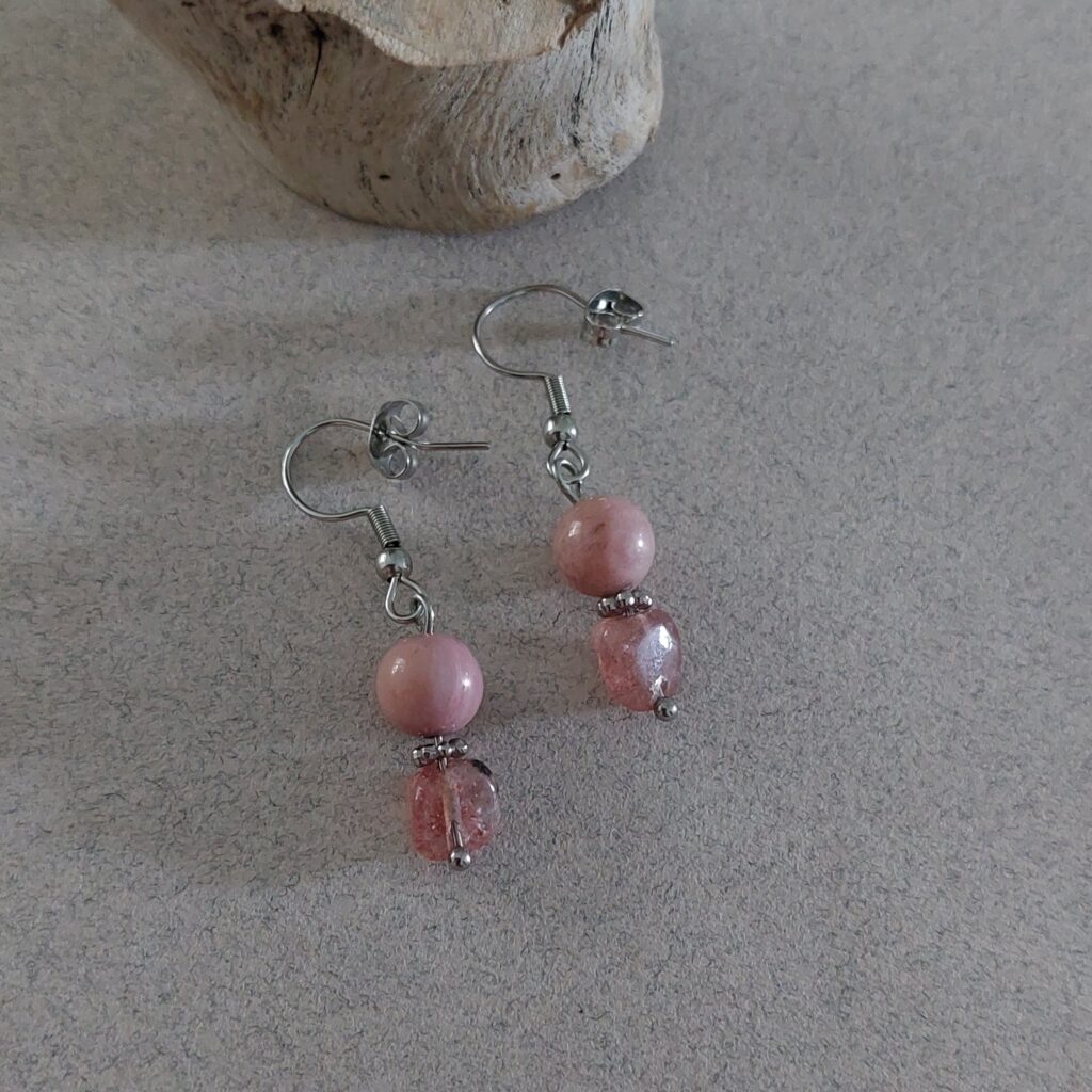Boucles en rhodonite et quartz fraise