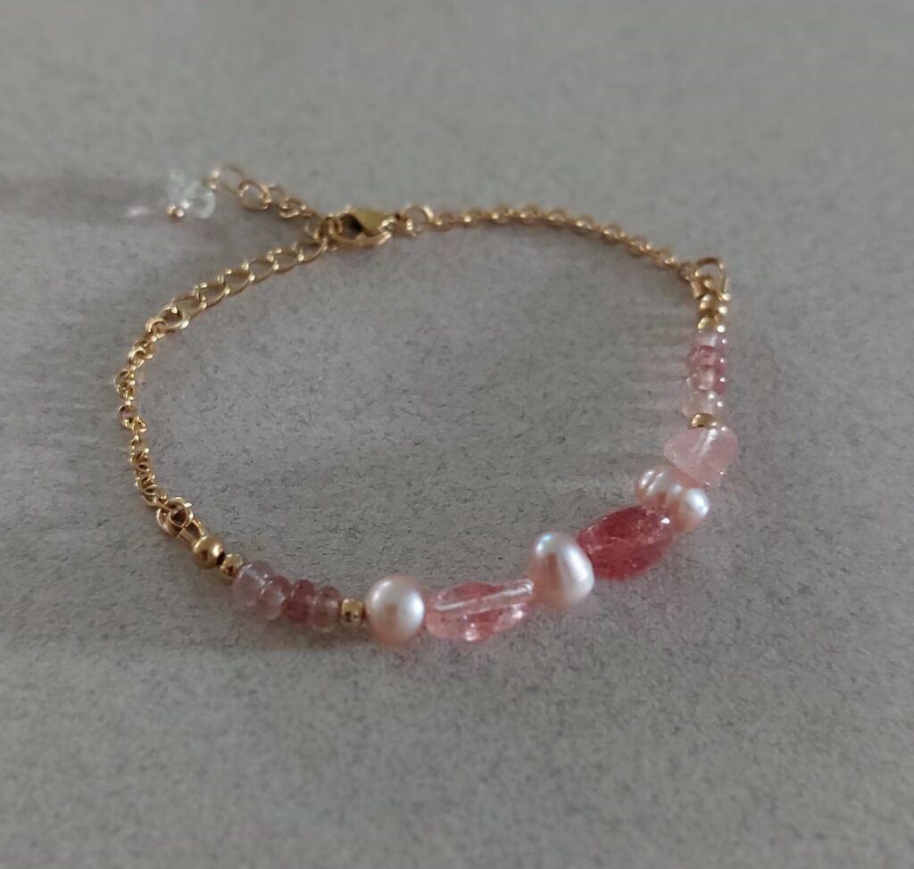 Bracelet quartz fraise et perles