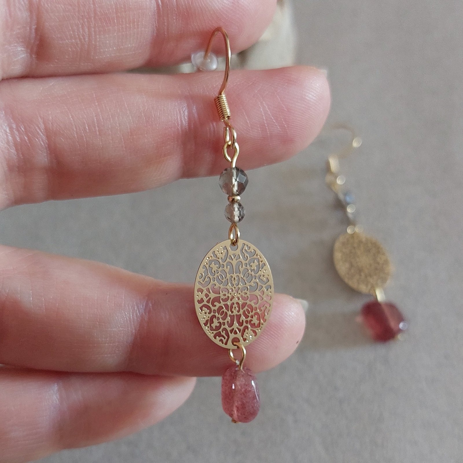 Boucles Rosélya ▪︎ Quartz fraise et fumé – Image 4